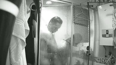 【家庭隐私真实泄密】水暖工偸偸在房主家浴室暗装针孔长时间记录两口子日常洗澡，喜欢鸳鸯浴，喜欢在浴室过夫妻生活 (2)